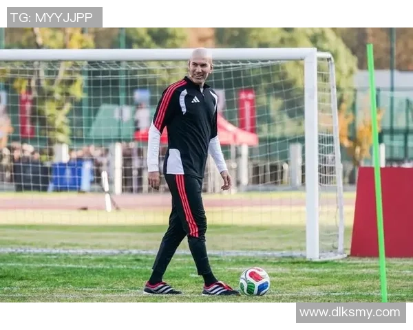 揭秘足球明星照片拍摄背后的技巧与创意方法