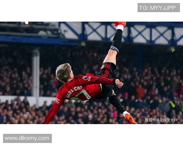 新疆足球明星展现绝技倒钩进球引发全场欢呼