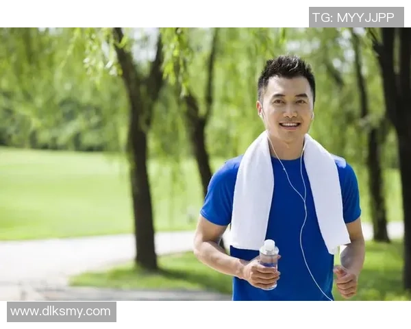 李知恩与足球明星亲密合影展现运动与音乐的完美结合